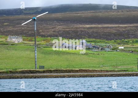 Éolienne sur l'île de Rousay, Orcades, Écosse Banque D'Images