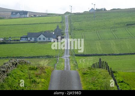 Vue sur la route autour de l'île Rousay, Rousay, Orcades, Écosse. Banque D'Images