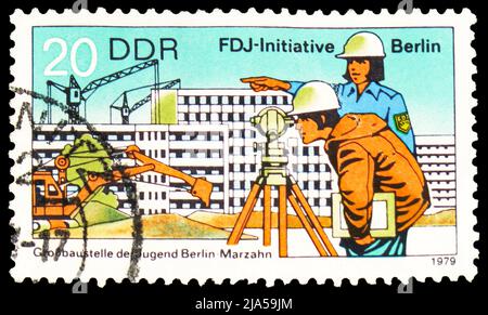 MOSCOU, RUSSIE - 14 MAI 2022: Timbre-poste imprimé en Allemagne montre le site de construction du jeune, Berlin-Marzahn, FDJ-Initiative Berlin, cir Banque D'Images