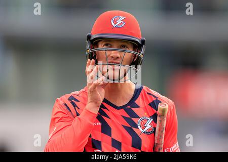 Manchester, Royaume-Uni. 27th mai 2022. Keaton Jennings de Lancashire Lightning est sorti pour 19 courses capturées par Adam Lyth de Yorkshire Vikings au large du bowling de Matthew Revis de Yorkshire Vikings à Manchester, Royaume-Uni, le 5/27/2022. (Photo de Conor Molloy/News Images/Sipa USA) crédit: SIPA USA/Alay Live News Banque D'Images