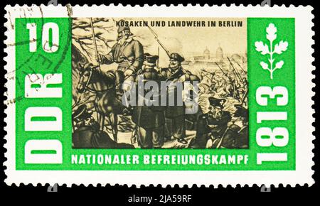 MOSCOU, RUSSIE - 14 MAI 2022: Timbre-poste imprimé en Allemagne montre Cossack et Landwehrkanal à Berlin, série de libération, vers 1963 Banque D'Images