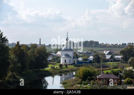 L'église de l'Epiphanie a été construite en 1781 et est située dans la Sloboda en cuir de Suzdal sur les rives de la rivière Kamenka. Concept de religion Banque D'Images