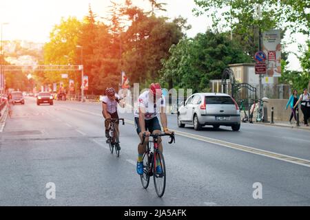 İstanbul, Turquie - 24 mai 2022 : les cyclistes professionnels font du vélo dans la ville. Banque D'Images