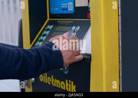 ISTANBUL,TURQUIE-mai 24,2022:l'homme turc paie à la machine à billets dans une gare routière. Banque D'Images