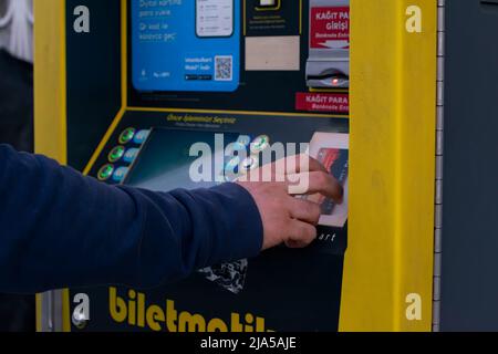 ISTANBUL,TURQUIE-mai 24,2022:l'homme turc paie à la machine à billets dans une gare routière. Banque D'Images