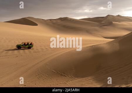 Une dune Buggy sur les dunes de sable près du village d'oasis du désert de Huacachina, province de l'ICA, Pérou. Banque D'Images