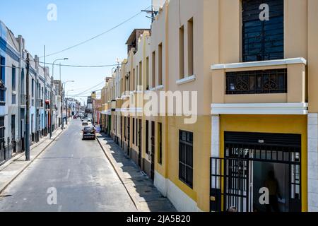 Une rue colorée dans le centre historique de Lima, Lima, Pérou. Banque D'Images