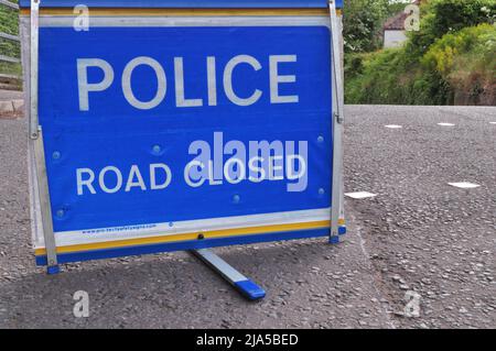 Police, Road fermé panneau à Currie Ecosse Banque D'Images