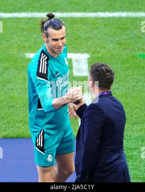 Gareth Bale du Real Madrid accueille Michael Owen sur la ligne de contact lors d'une session d'entraînement au Stade de France avant la finale de la Ligue des champions de l'UEFA, samedi à Paris. Date de la photo: Vendredi 27 mai 2022. Banque D'Images