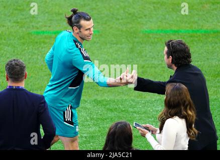 Gareth Bale, du Real Madrid, accueille Owen Hargreaves sur la ligne de contact lors d'une session d'entraînement au Stade de France avant la finale de la Ligue des champions de l'UEFA à Paris samedi. Date de la photo: Vendredi 27 mai 2022. Banque D'Images