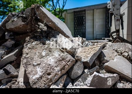 Le trottoir étant remplacé et les anciennes dalles cassées et pillées sur le chantier de construction. Banque D'Images