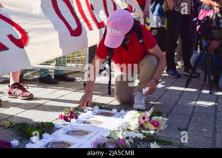 Londres, Royaume-Uni. 27th mai 2022. Les femmes de ménage et les supporters se sont rassemblés devant Downing Street pour réclamer justice au nettoyeur de Whitehall Emanuel Gomes, qui est mort d'un covid alors que des fêtes ont eu lieu à Downing Street, et pour protester contre le « respect » envers les femmes de ménage. Credit: Vuk Valcic/Alamy Live News Banque D'Images