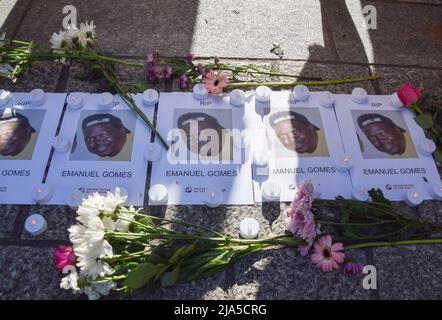 Londres, Royaume-Uni. 27th mai 2022. Les femmes de ménage et les supporters se sont rassemblés devant Downing Street pour réclamer justice au nettoyeur de Whitehall Emanuel Gomes, qui est mort d'un covid alors que des fêtes ont eu lieu à Downing Street, et pour protester contre le « respect » envers les femmes de ménage. Credit: Vuk Valcic/Alamy Live News Banque D'Images