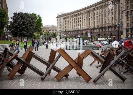 KIEV, UKRAINE - 20 MAI 2022 : les hérissons anti-chars ou les hérissons tchèques sur le côté de la route sont prêts à bloquer la place de l'indépendance en cas d'an Banque D'Images