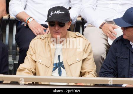 Paris, France. 27th mai 2022. Woody Harrelson dans les stands lors de l'Open de France Roland Garros 2022 le 27 mai 2022 à Paris, France. Photo de Nasser Berzane/ABACAPRESS.COM crédit: Abaca Press/Alay Live News Banque D'Images
