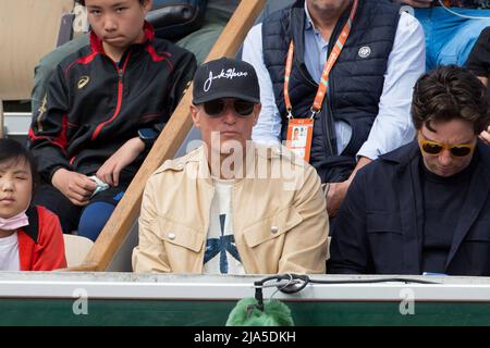Paris, France. 27th mai 2022. Woody Harrelson dans les stands lors de l'Open de France Roland Garros 2022 le 27 mai 2022 à Paris, France. Photo de Nasser Berzane/ABACAPRESS.COM crédit: Abaca Press/Alay Live News Banque D'Images