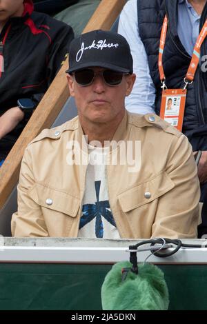 Paris, France. 27th mai 2022. Woody Harrelson dans les stands lors de l'Open de France Roland Garros 2022 le 27 mai 2022 à Paris, France. Photo de Nasser Berzane/ABACAPRESS.COM crédit: Abaca Press/Alay Live News Banque D'Images