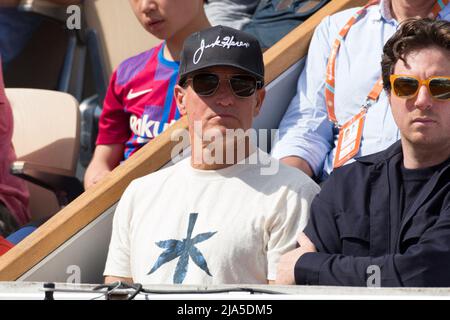 Paris, France. 27th mai 2022. Woody Harrelson dans les stands lors de l'Open de France Roland Garros 2022 le 27 mai 2022 à Paris, France. Photo de Nasser Berzane/ABACAPRESS.COM crédit: Abaca Press/Alay Live News Banque D'Images