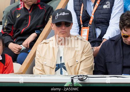 Paris, France. 27th mai 2022. Woody Harrelson dans les stands lors de l'Open de France Roland Garros 2022 le 27 mai 2022 à Paris, France. Photo de Nasser Berzane/ABACAPRESS.COM crédit: Abaca Press/Alay Live News Banque D'Images