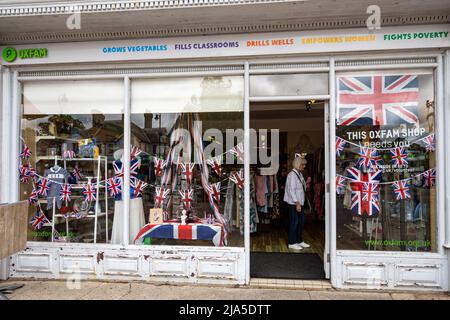 Queen Elizabeth II Platinum Jubilee Bunkting and decorations in Oxfam Charity shop window, Surrey, Angleterre, Royaume-Uni, 2022 Banque D'Images