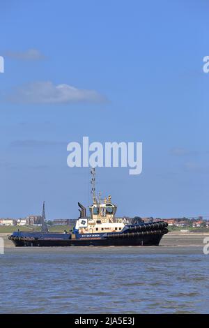 Svitzer Deben aidant le navire à conteneurs OOCL Hong Kong à entrer dans Harwich Haven et le port de Felixstowe. Banque D'Images