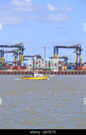 Harwich Harbour Ferry en échange de son commerce à Harwich Haven. Banque D'Images