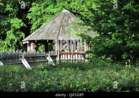 Gazebo en bois près du château d'Alnwick Banque D'Images
