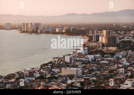 Vue sur la zone de l'hôtel à Puerto Vallarta, Mexique, au coucher du soleil. Un mélange d'hôtels et de résidences comprend la majeure partie de la ville Banque D'Images