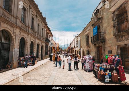 Les rues colorées et lumineuses de la ville d'Oaxaca, une ville coloniale espagnole qui sert maintenant de capitale de l'État d'Oaxaca, au Mexique Banque D'Images