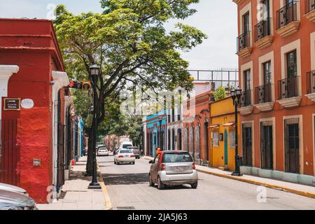 Les rues colorées et lumineuses de la ville d'Oaxaca, une ville coloniale espagnole qui sert maintenant de capitale de l'État d'Oaxaca, au Mexique Banque D'Images