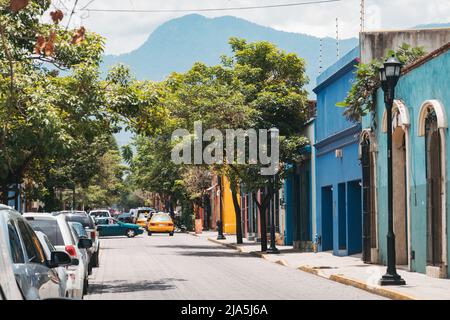 Les rues colorées et lumineuses de la ville d'Oaxaca, une ville coloniale espagnole qui sert maintenant de capitale de l'État d'Oaxaca, au Mexique Banque D'Images