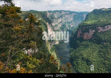 Les bateaux transportent les touristes vers le haut et le bas de la rivière Grijalva à travers le Sumidero Canyon, un profond canyon naturel dans l'État du Chiapas, au Mexique Banque D'Images