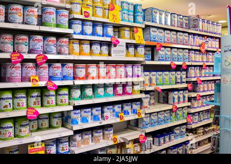 LE MANS, FRANCE - 12 OCTOBRE 2017 : ligne de variété de lait artificiel pour un enfant au comptoir d'un supermarché Banque D'Images