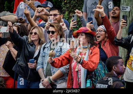 Fairfax, États-Unis. 27th mai 2022. Les fans de l'acteur américain Johnny Depp jeer l'actrice américaine Amber entendu alors qu'elle quitte le Fairfax circuit court le 27 mai 2022, à Fairfax, en Virginie, le jury a entamé des délibérations dans le procès en diffamation intenté par l'acteur américain Johnny Depp contre son ancienne épouse, l'actrice américaine Amber Heard, Après avoir écrit une op-ed dans le Washington Post en 2018 qui, sans nommer Depp, l'a accusé d'abus domestiques. (Photo de Samuel Corum/Sipa USA) crédit: SIPA USA/Alay Live News Banque D'Images