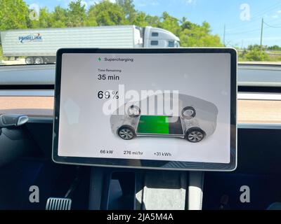 Jasper, FL USA-avril 30, 2022:Un écran d'ordinateur de Tesla montrant que ce Tesla charge ses batteries pendant qu'il est stationné à un magasin de Supercharger de Tesla Banque D'Images