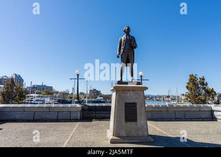 Victoria, C.-B., Canada - 14 avril 2021 : Statue du capitaine James Cook. Pont-jetée intérieur du port de Victoria. Banque D'Images