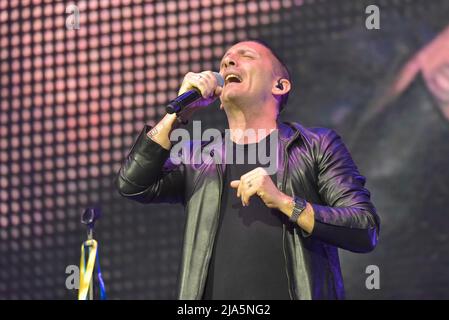 Francesco Silvestre du groupe Moda lors du concert en direct â&#X80;&#x9c;Buona Fortuna Tourâ&#X80;&#x9d; au Palazzo dello Sport à Rome, en Italie, le 26 mai 2022 Banque D'Images