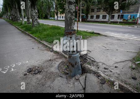 Lysygansk, Ukraine. 26th mai 2022. Missile non explosé vu dans les rues de Lysygansk. Alors que les troupes russes lanceront l'offensive dans plusieurs directions, espérant couper les approvisionnements et les renforts ukrainiens et prendre le contrôle total de l'oblast de Luhansk, la ville de Lysychosk, qui relie Severodoonetsk, est lourdement bombardée et assiégée. (Photo par Alex Chan TSZ Yuk/SOPA Images/Sipa USA) crédit: SIPA USA/Alay Live News Banque D'Images