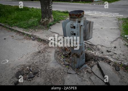 Lysygansk, Ukraine. 26th mai 2022. Missile non explosé vu dans les rues de Lysygansk. Alors que les troupes russes lanceront l'offensive dans plusieurs directions, espérant couper les approvisionnements et les renforts ukrainiens et prendre le contrôle total de l'oblast de Luhansk, la ville de Lysychosk, qui relie Severodoonetsk, est lourdement bombardée et assiégée. (Photo par Alex Chan TSZ Yuk/SOPA Images/Sipa USA) crédit: SIPA USA/Alay Live News Banque D'Images