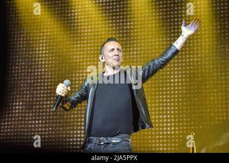 Francesco Silvestre du groupe Moda lors du concert en direct â&#X80;&#x9c;Buona Fortuna Tourâ&#X80;&#x9d; au Palazzo dello Sport à Rome, en Italie, le 26 mai 2022 Banque D'Images