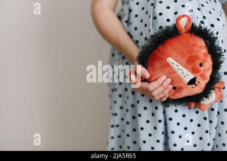Femme enceinte ventre. Femme heureuse grossesse, maternité, soins du corps. S'attendre à un bébé à venir Banque D'Images