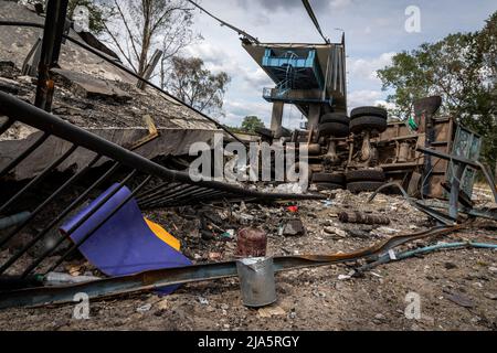 Lysygansk, Ukraine. 26th mai 2022. Un pont reliant Lysychogansk et Severodoonetsk vu détruit. Alors que les troupes russes lanceront l'offensive dans plusieurs directions, espérant couper les approvisionnements et les renforts ukrainiens et prendre le contrôle total de l'oblast de Luhansk, la ville de Lysychosk, qui relie Severodoonetsk, est lourdement bombardée et assiégée. (Image de crédit : © Alex Chan TSZ Yuk/SOPA Images via ZUMA Press Wire) Banque D'Images