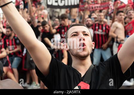 Milan, Italie, 22nd mai 2022. 'Tifosi' soutenant AC Milan fêtez leur équipe qui a remporté le 'Campionato di calcio' 2021-2022 à la base de Vittorio EM Banque D'Images