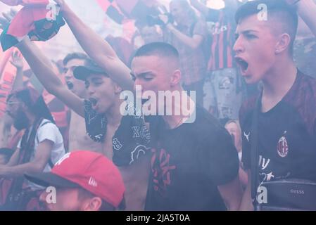 Milan, Italie, 22nd mai 2022. 'Tifosi' soutenant AC Milan fêtez leur équipe qui a remporté le 'Campionato di calcio' 2021-2022 à la base de Vittorio EM Banque D'Images