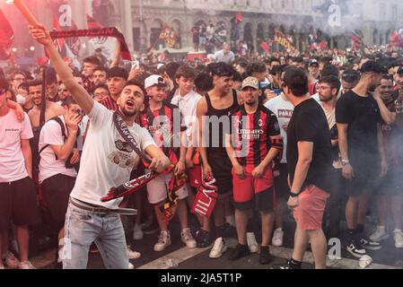 Milan, Italie, 22nd mai 2022. 'Tifosi' soutenant AC Milan fêtez leur équipe qui a remporté le 'Campionato di calcio' 2021-2022 à la base de Vittorio EM Banque D'Images