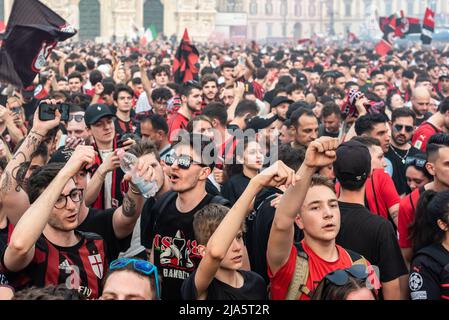 Milan, Italie, 22nd mai 2022. 'Tifosi' soutenant AC Milan fêtez leur équipe qui a remporté le 'Campionato di calcio' 2021-2022 à la base de Vittorio EM Banque D'Images