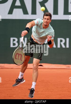 Paris, France. 27th mai 2022. Aljaz Bedene, de Slovénie, joue contre Novak Djokovic, de Serbie, en tête de liste, lors de leur match de tennis Open à Roland Garros près de Paris, en France, le vendredi 27 mai 2022. Djokovic a gagné 6-3, 6-3, 6-2. Photo de Maya Vidon-White/UPI crédit: UPI/Alay Live News Banque D'Images