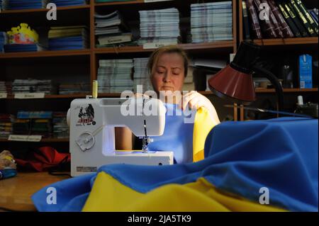 Lviv, Ukraine. 26th mai 2022. Un volontaire a vu coudre des drapeaux ukrainiens pour l'armée ukrainienne dans une bibliothèque de la ville ukrainienne occidentale de Lviv. La Russie a envahi l'Ukraine le 24 février 2022, déclenchant la plus grande attaque militaire en Europe depuis la Seconde Guerre mondiale (Photo de Mykola TYS/SOPA Images/Sipa USA) crédit: SIPA USA/Alay Live News Banque D'Images