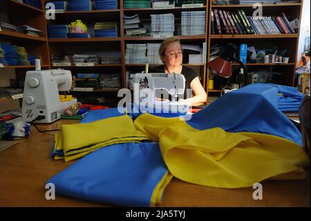 Lviv, Ukraine. 26th mai 2022. Un volontaire a vu coudre des drapeaux ukrainiens pour l'armée ukrainienne dans une bibliothèque de la ville ukrainienne occidentale de Lviv. La Russie a envahi l'Ukraine le 24 février 2022, déclenchant la plus grande attaque militaire en Europe depuis la Seconde Guerre mondiale (Credit image: © Mykola TYS/SOPA Images via ZUMA Press Wire) Credit: ZUMA Press, Inc./Alamy Live News Banque D'Images