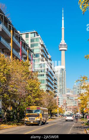 Les autobus scolaires se trouvent dans le centre-ville de Toronto, Ontario, Canada, par une journée ensoleillée. Banque D'Images